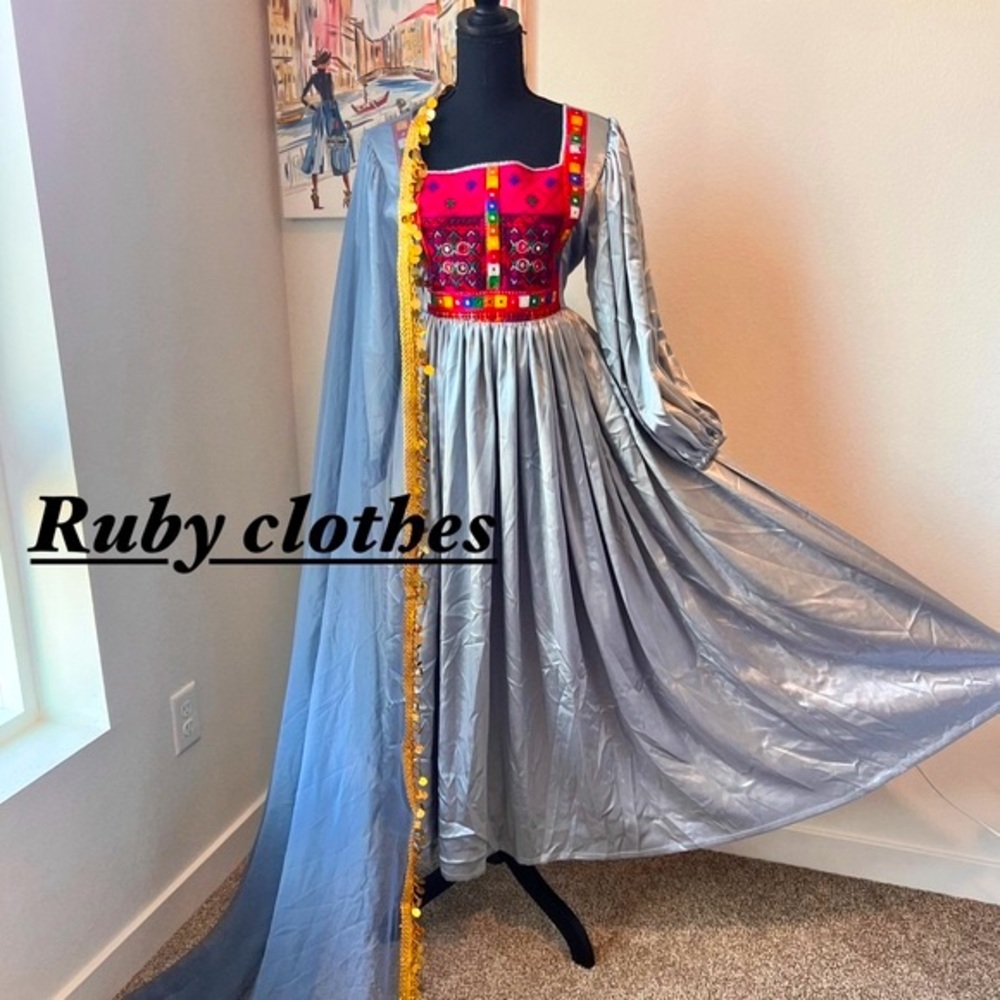 🩶 Gray satin dress and hand design on the dress size M,S